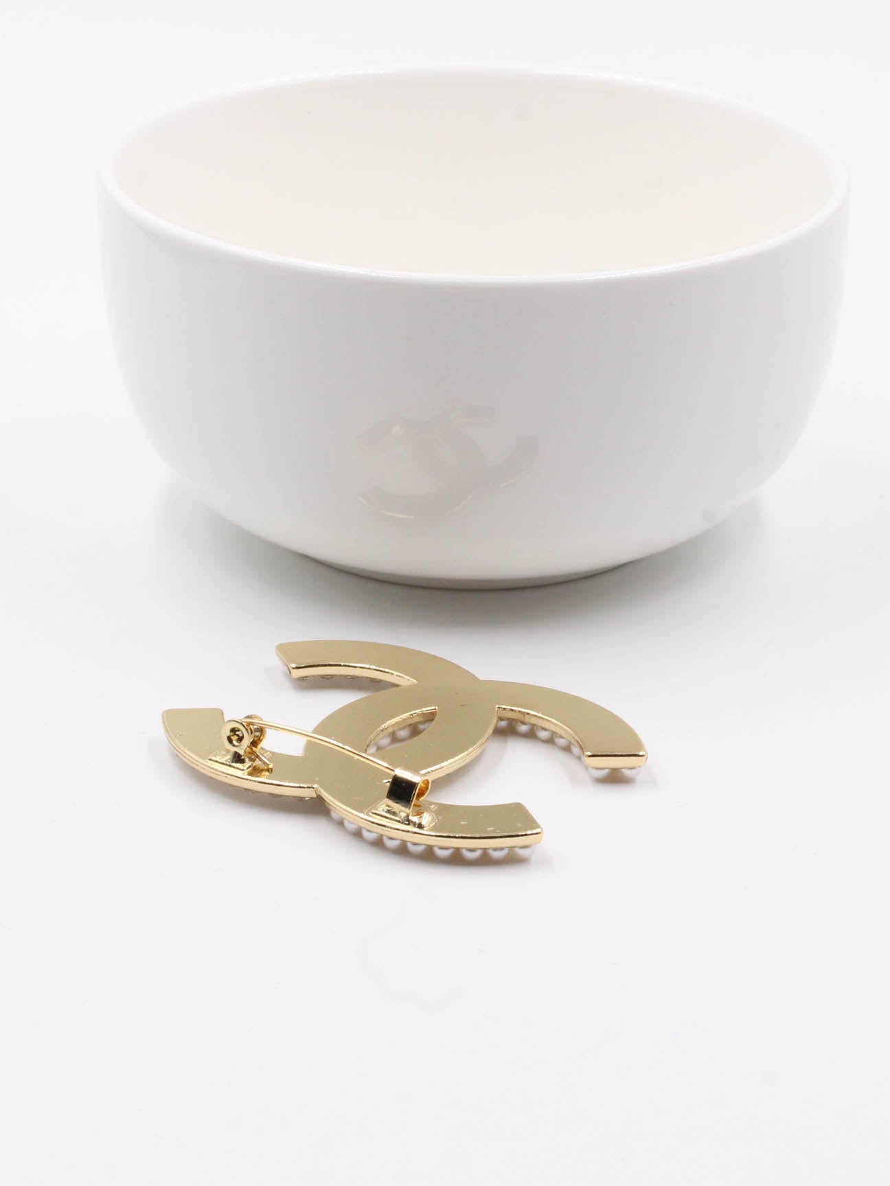 بروش شانيل كبير بمزيج من اللؤلؤ والكريستال بروش chanel