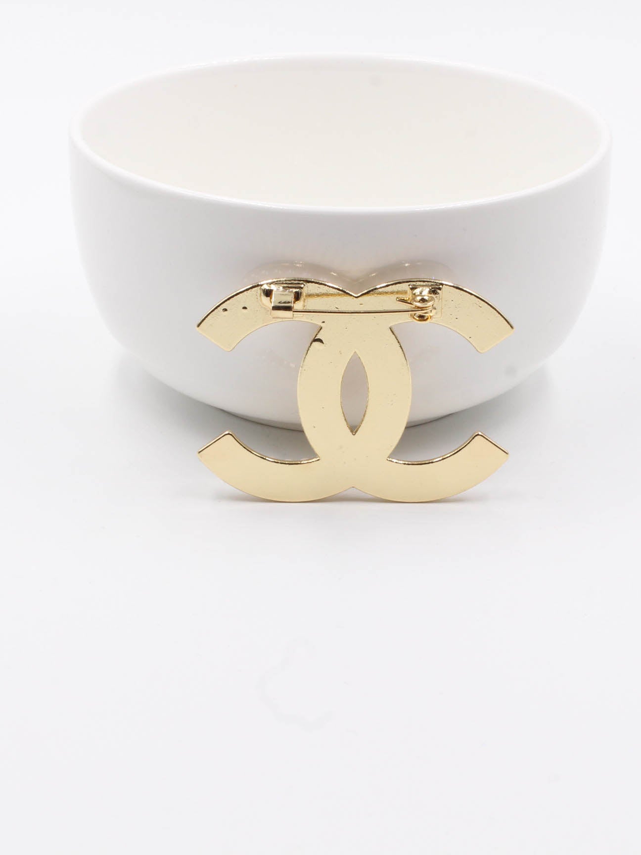 بروش شانيل كبير بمزيج من اللؤلؤ والكريستال بروش chanel