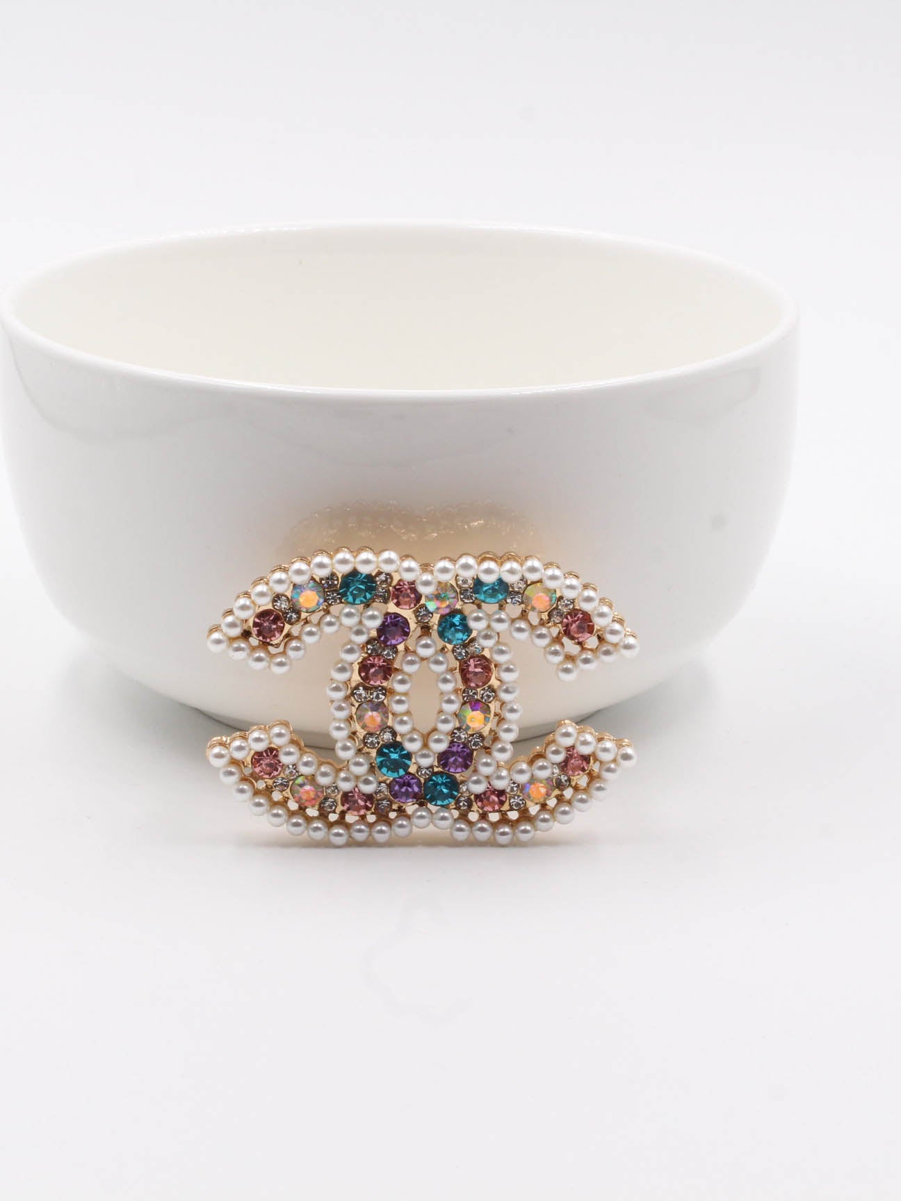 بروش شانيل ذهبي مزخرف بفصوص اللؤلؤ والكريستال بروش chanel