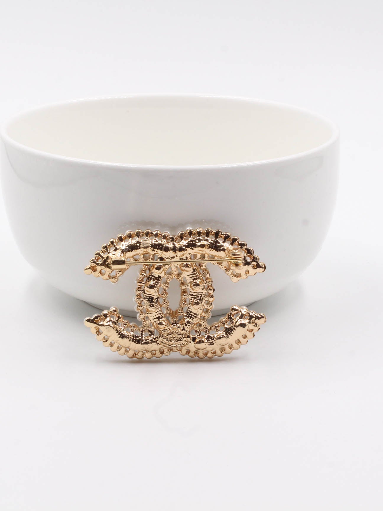 بروش شانيل ذهبي مزخرف بفصوص اللؤلؤ والكريستال بروش chanel