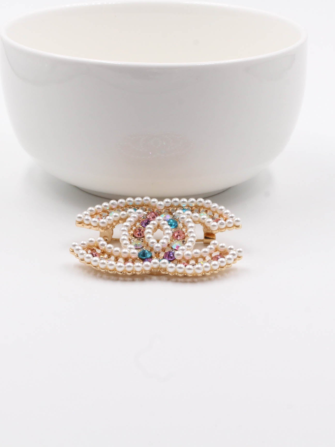 بروش شانيل ذهبي مزخرف بفصوص اللؤلؤ والكريستال بروش chanel