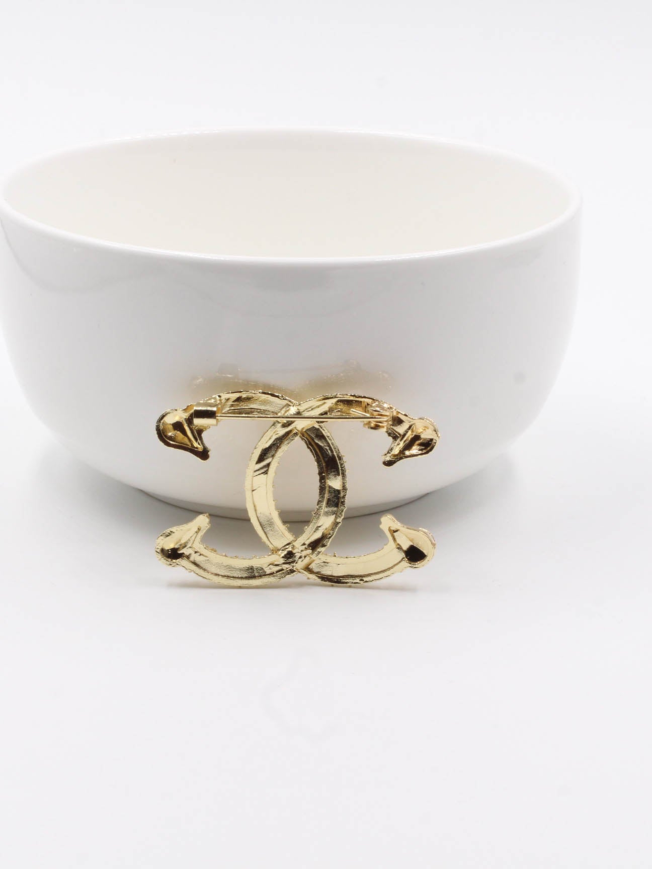 Brooch Chanel - بروش شانيل ذهبي منقوش بروش chanel