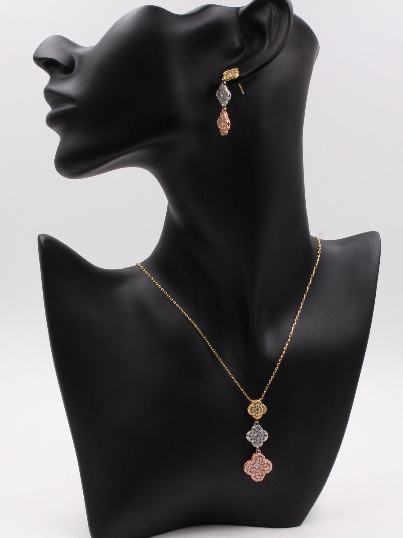 Van Cleef Set - طقم فان كليف من السلسال والحلق اطقم van cleef