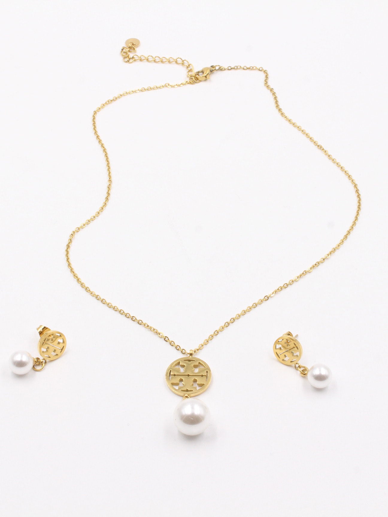 طقم توري بورش من السلسال والحلق -Tory Burch Set اطقم tory burch ذهبي