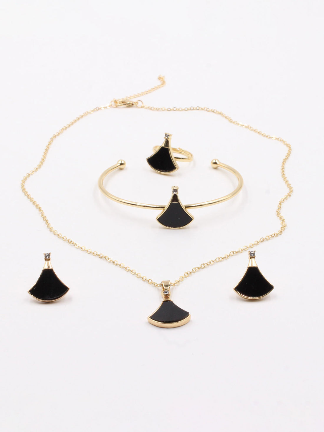 طقم بولغاري مكون من اربع قطع اطقم bvlgari اسود ذهبي