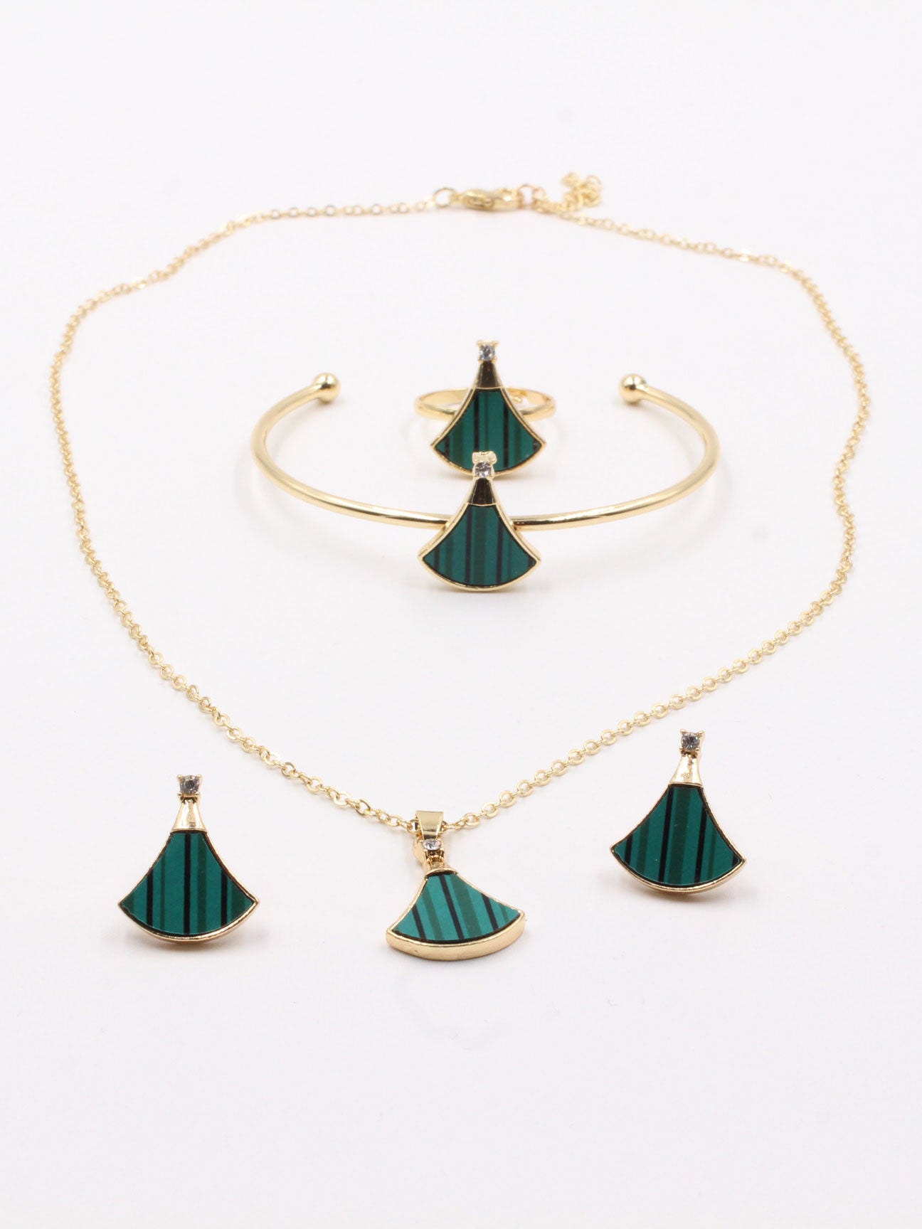 طقم بولغاري مكون من اربع قطع اطقم bvlgari اخضر ذهبي