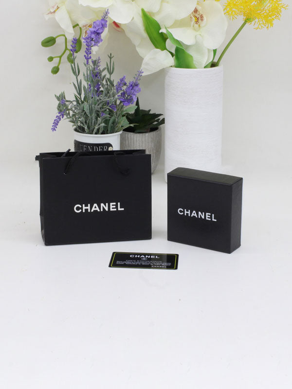 ملحقات شانيل اسود هدايا chanel