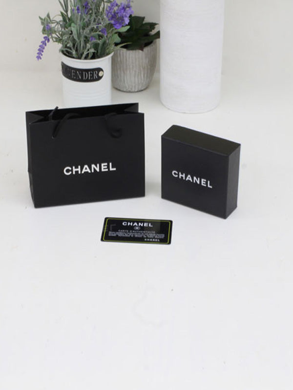 ملحقات شانيل اسود هدايا chanel