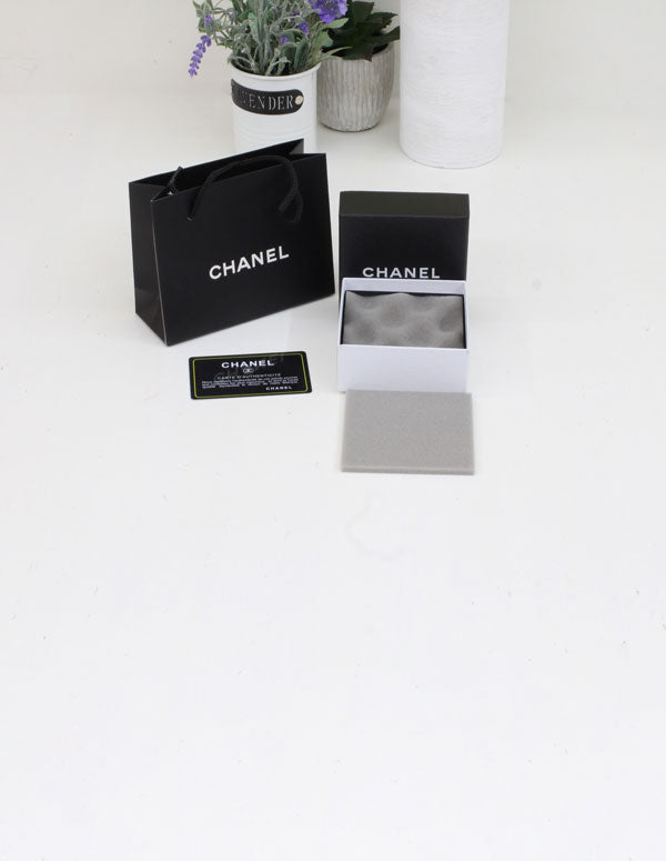 ملحقات شانيل اسود هدايا chanel