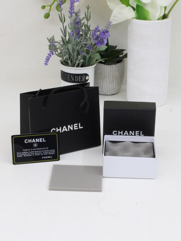 ملحقات شانيل اسود هدايا chanel