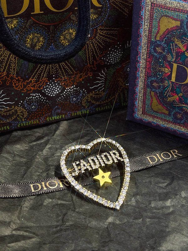 بروش ماركة ديور قلب بروش dior ذهبي