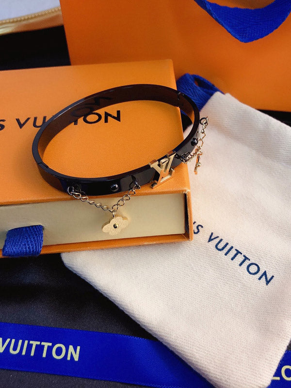 اسوارة لويس فيتون اسود بتعليقات ذهبيه اسواره louis vuitton