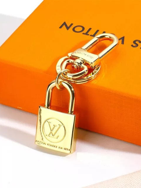 ميدالية ال في قولد كي ميدالية louis vuitton ذهبي