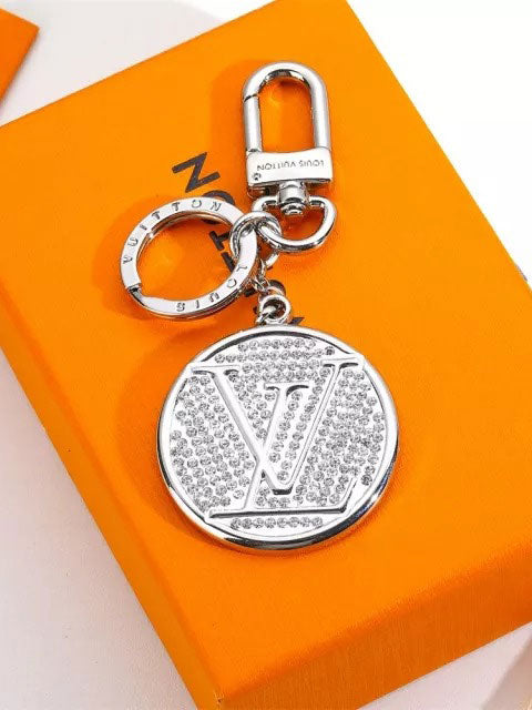 ميدالية ال في كريستال ميدالية louis vuitton