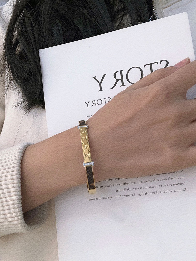 اسوارة لويس فيتون وايت لذر لوقو اسواره louis vuitton
