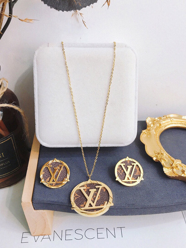 طقم لويس فيتون ذهبي بالشعار اطقم louis vuitton