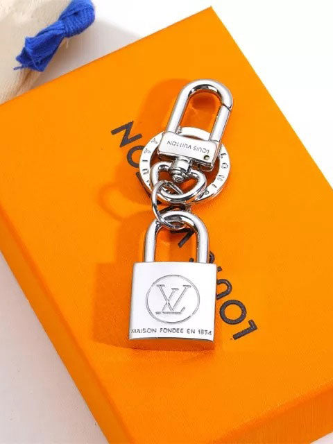 ميدالية ال في قولد كي ميدالية louis vuitton فضي