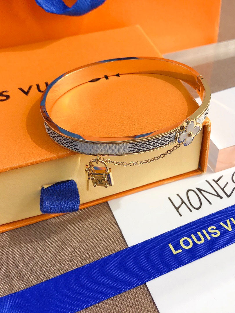 اساور لويس فيتون فلاور لوقو وايت اسواره louis vuitton