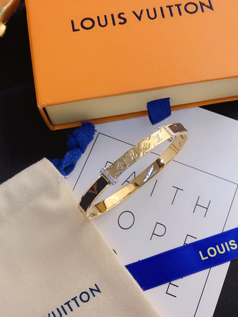 اسوارة لويس فيتون وايت لذر لوقو اسواره louis vuitton