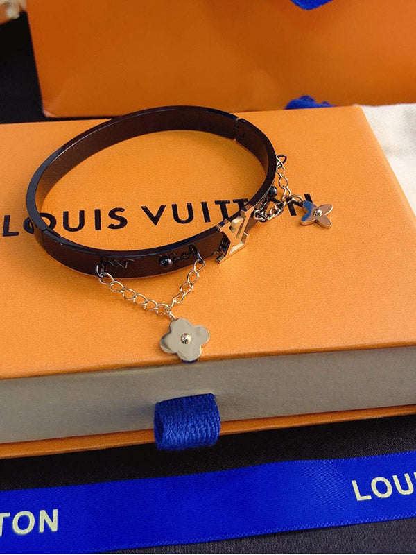 اسوارة لويس فيتون اسود بتعليقات ذهبيه اسواره louis vuitton