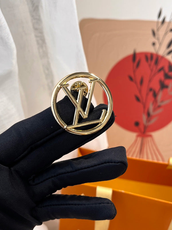 بروش ماركة لويس فيتون قولد ميتال بروش louis vuitton