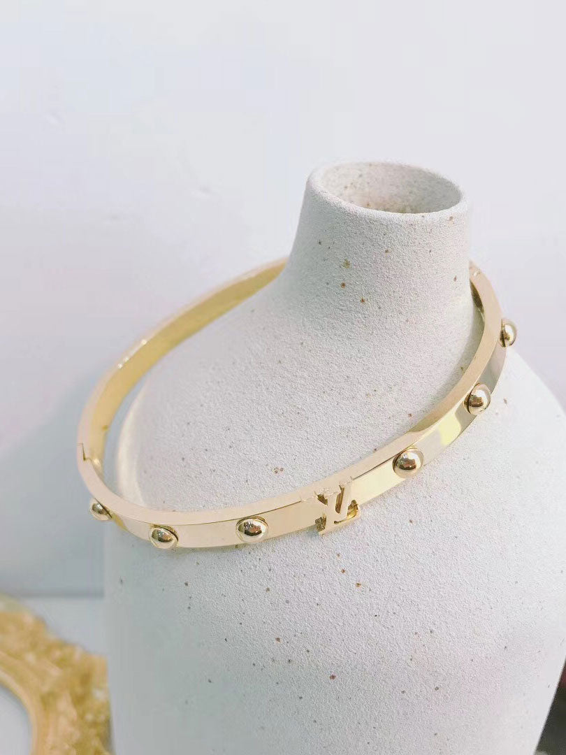 اساور لويس فيتون بانقل قولد لوقو اسواره louis vuitton