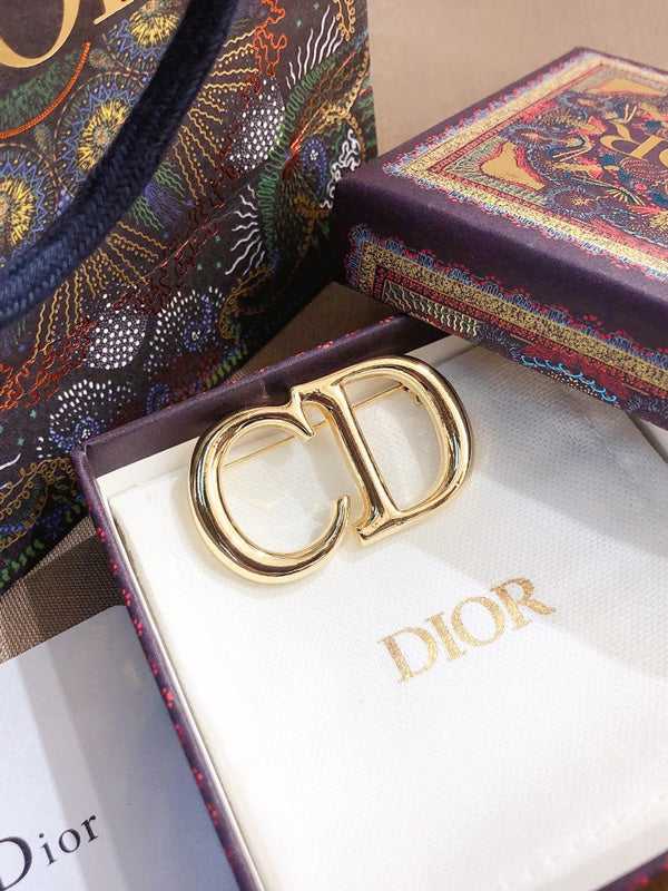 بروش ماركة فندي ميتال ذهبي بروش fendi
