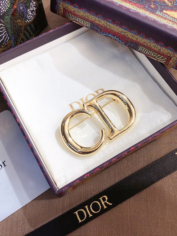 بروش ماركة فندي ميتال ذهبي بروش fendi