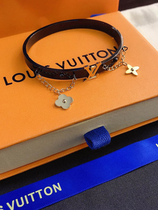 اسوارة لويس فيتون اسود بتعليقات ذهبيه اسواره louis vuitton