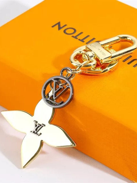 ميدالية ال في بلاك لوقو اند قولد ميدالية louis vuitton