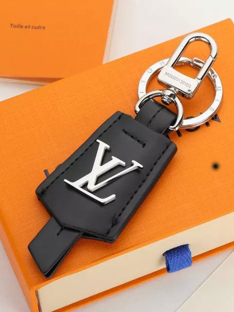 ميدالية لويس فيتون بلاك لذر ميدالية louis vuitton