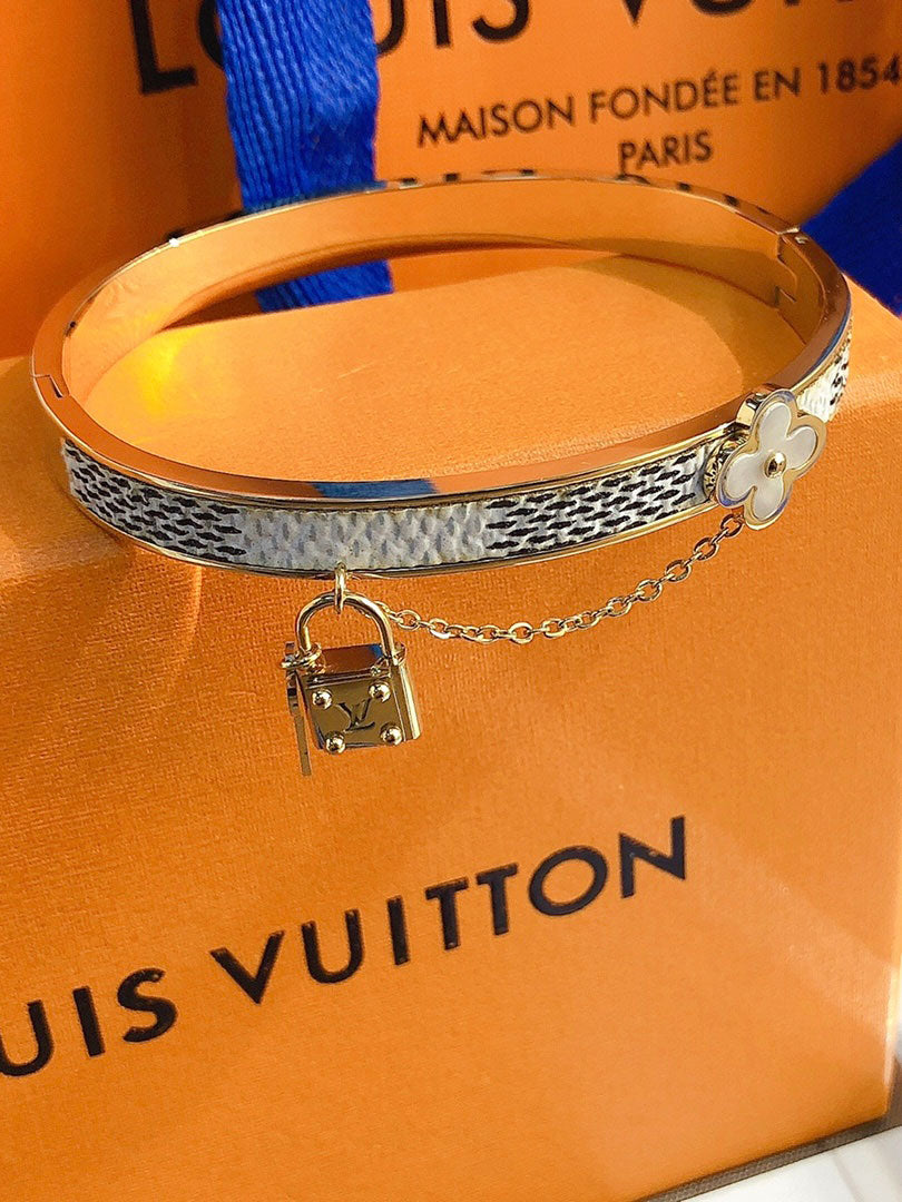 اساور لويس فيتون فلاور لوقو وايت اسواره louis vuitton