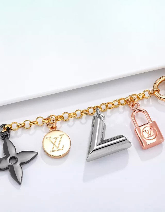ميدالية لويس فيتون ملتي بندنت ميدالية louis vuitton
