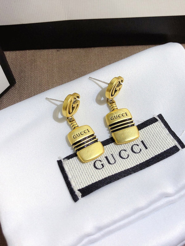حلق قوتشي ذهبي بالشعار حلق gucci