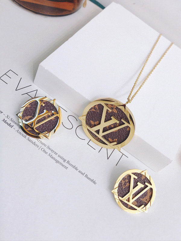 طقم لويس فيتون ذهبي بالشعار اطقم louis vuitton ذهبي