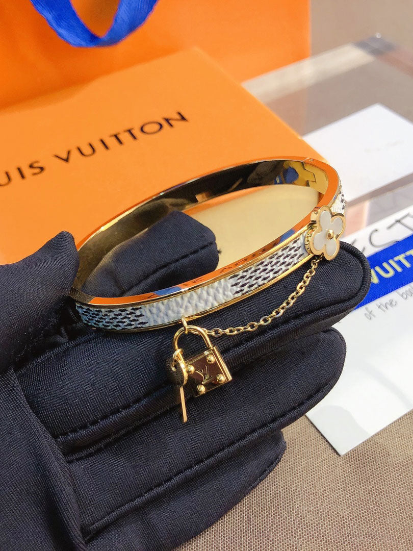 اساور لويس فيتون فلاور لوقو وايت اسواره louis vuitton