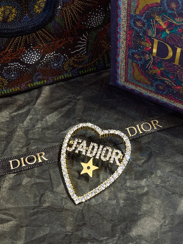 بروش ماركة ديور قلب بروش dior