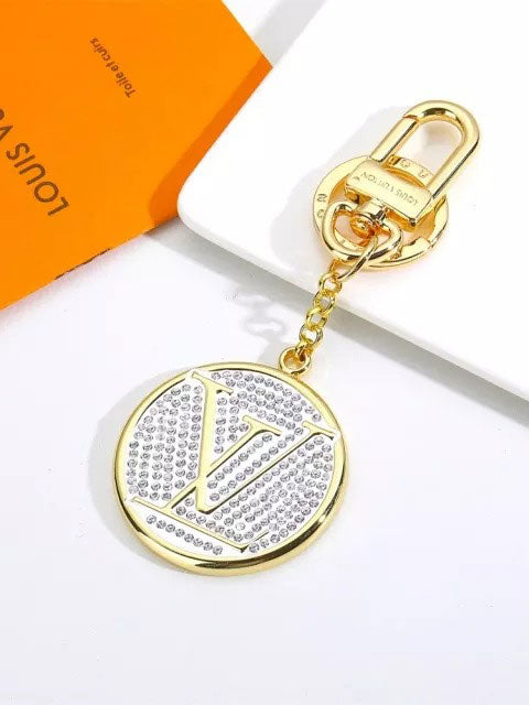 ميدالية ال في كريستال ميدالية louis vuitton