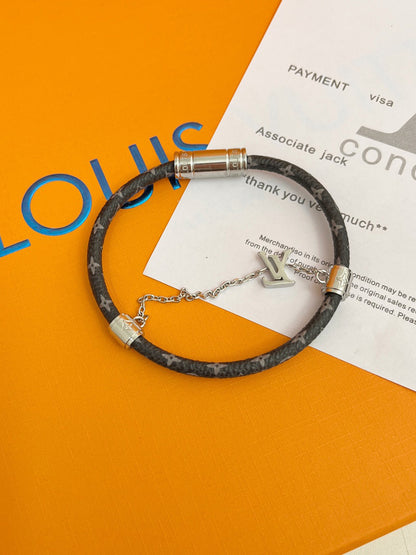 اساور لويس فيتون ليذر نيو لوك اسواره louis vuitton