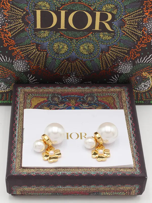 حلق ديور فلاور وذ بيرل لوقو حلق dior ذهبي