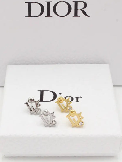 حلق ديور صغير لوقو حلق dior