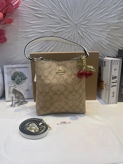 شنطة كوتش ماستر ميديوم شنط وحقائب coach bags بيج ابيض