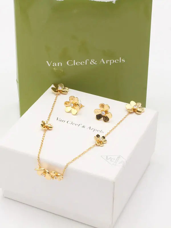 طقم فان كليف تشوكر وردات ريقيلور اطقم van cleef