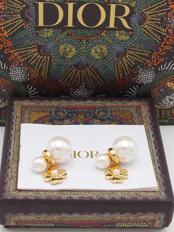 حلق ديور فلاور وذ بيرل لوقو حلق dior