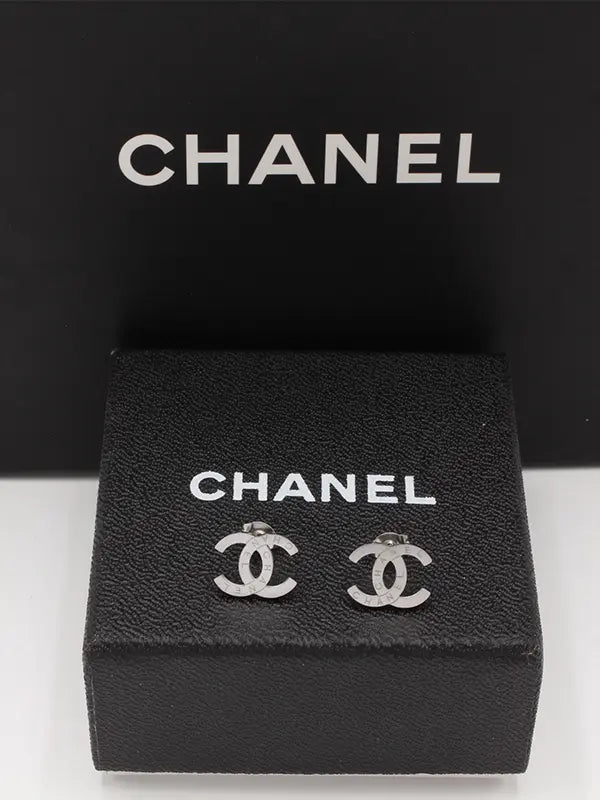 حلق شانيل ميتال لوقو 620 حلق chanel فضي