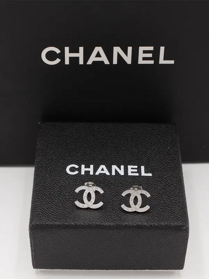 حلق شانيل ميتال لوقو 620 حلق chanel فضي