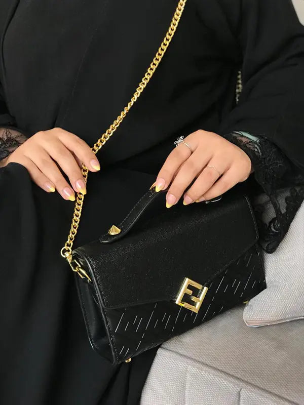 شنطة فندي اسود وسط الماستر