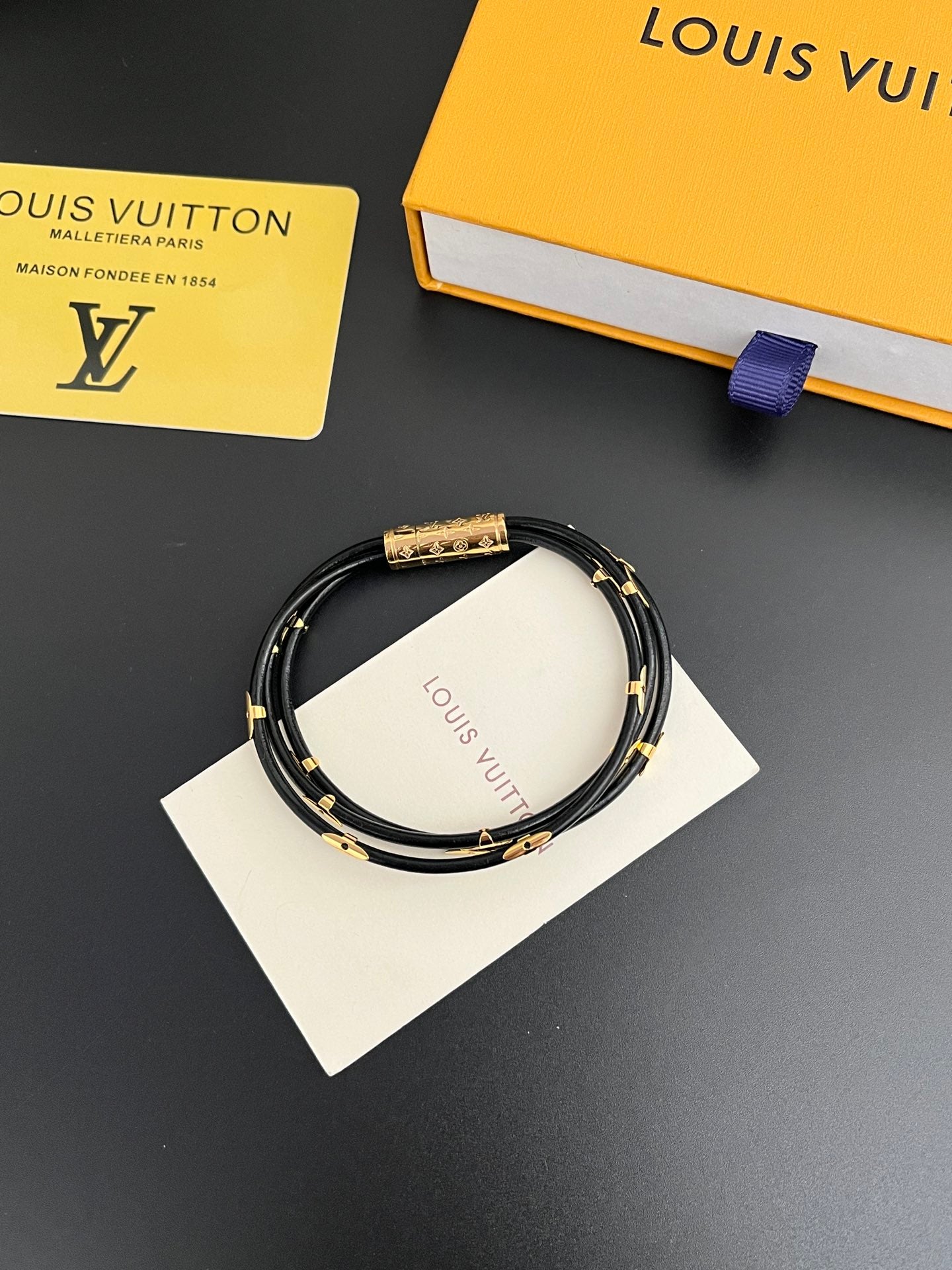 اساور لويس فيتون بلاك ليذر لاينز اسواره louis vuitton
