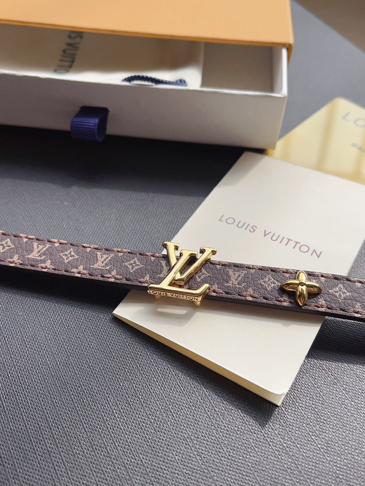 اساور لويس فيتون ليذر لوقو نيو لوك اسواره louis vuitton