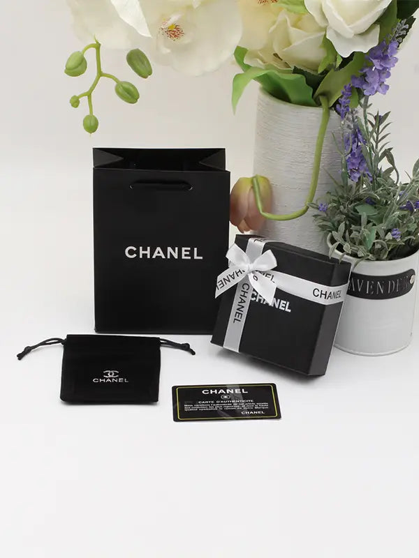 ملحقات اكسسوارت شانيل وايت اند بلاك هدايا chanel